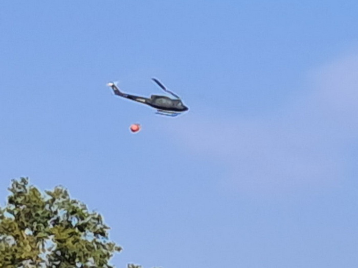 Helikopter Oružanih snaga BiH gasi požar kod Maglaja