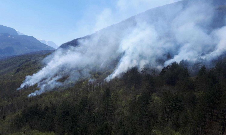 Helikopter Oružanih snaga BiH i danas gasi požar kod Konjica