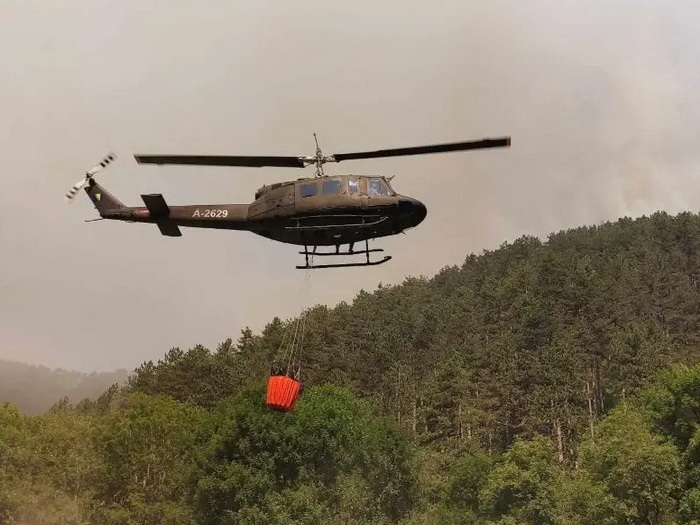 Helikopter OSBiH danas dejstvovao na požarištu kod Žepča