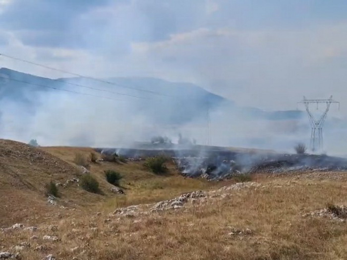 Helikopteri iz RS i Srbije gase požar kod Gacka