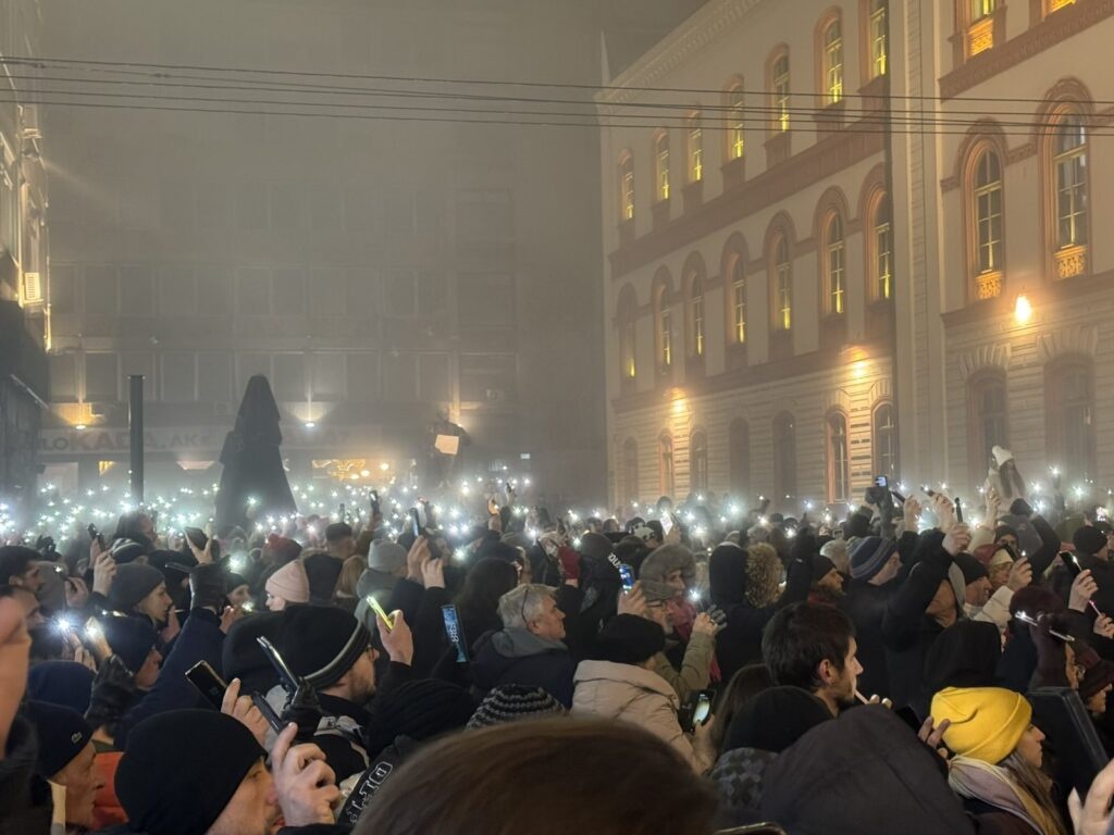 Hiljade ljudi u centru Beograda u tišini dočekalo Novu godinu