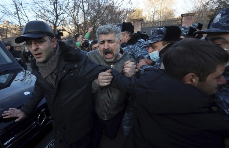 Hiljade pristalica opozicije blokirale parlament Armenije