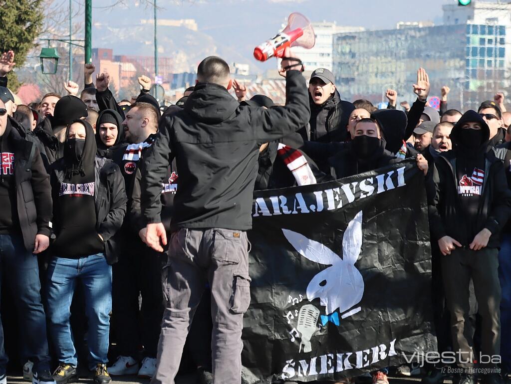 Horde zla u korteu krenule prema Grbavici da bodre Sarajevo