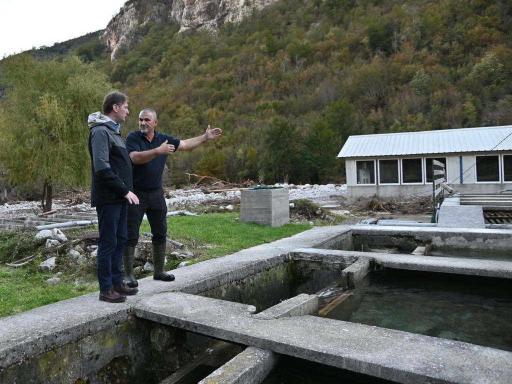 Hrnjić posjetio uništenu riblju farmu u poplavljenom području nadomak Jablanice