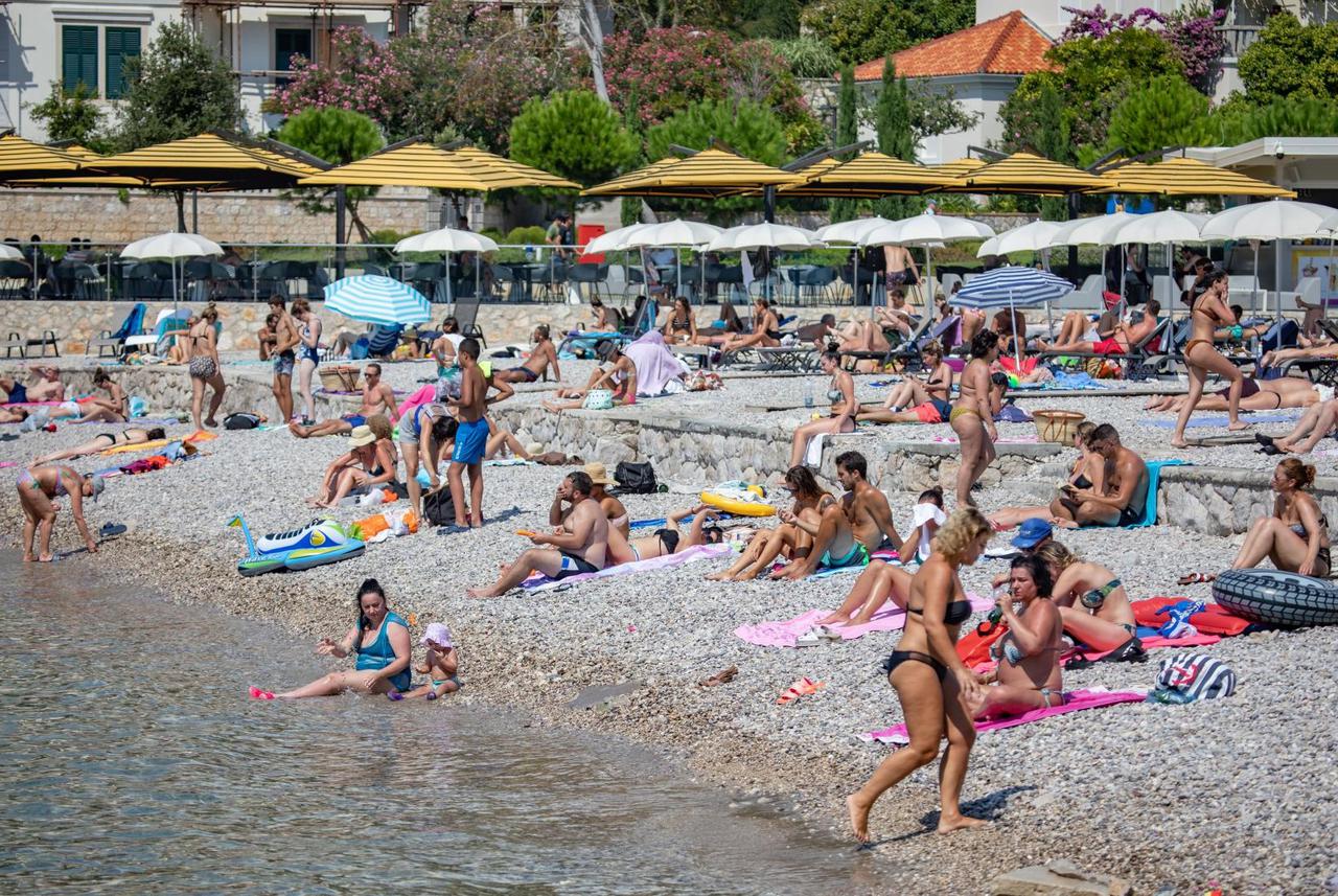 Hrvatska: Dvije popularne plaže nisu za kupanje, izlile se fekalije u more