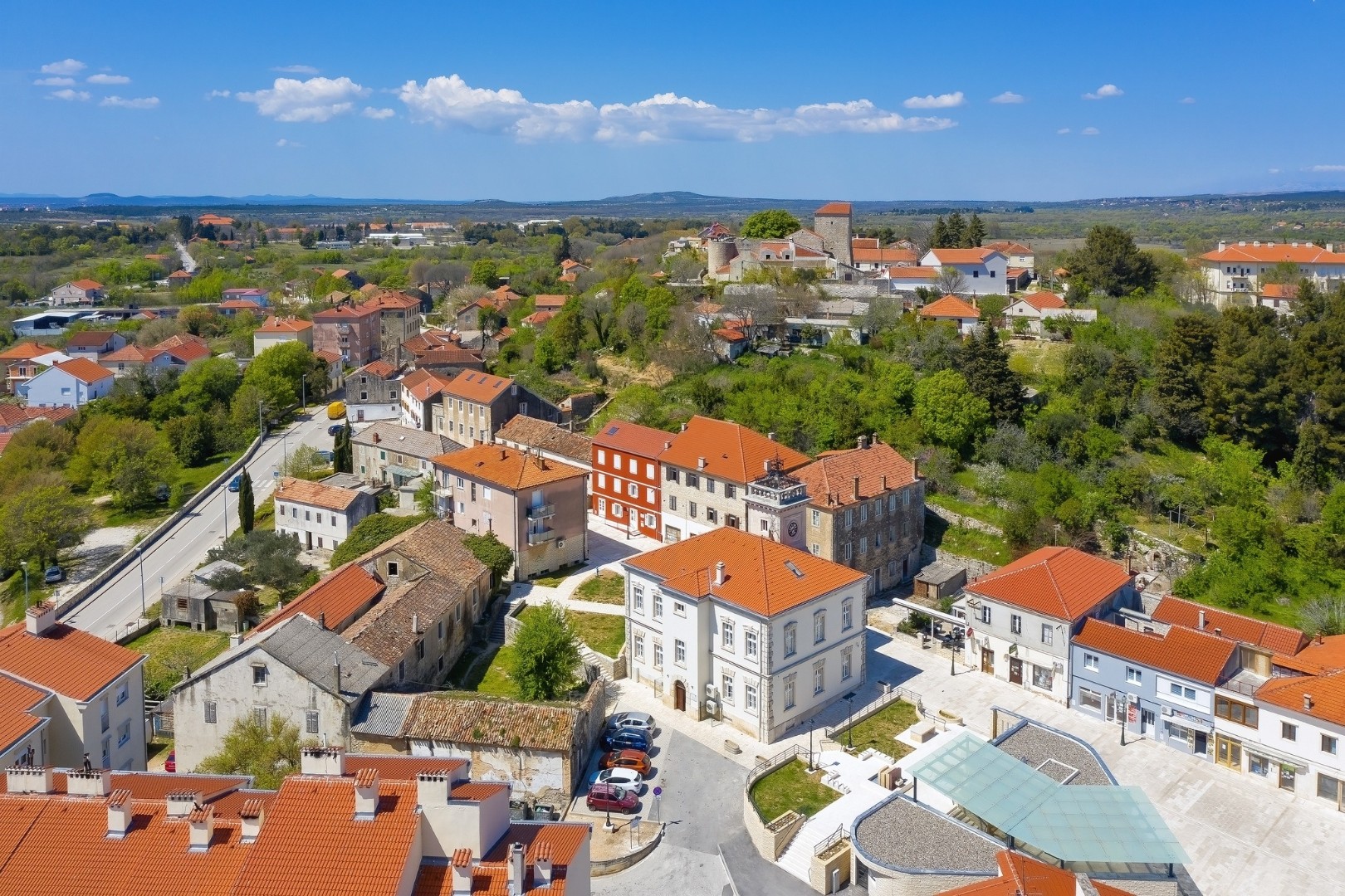 Hrvatska policjia u kući kod Benkovca pronašla tri mrtve osobe