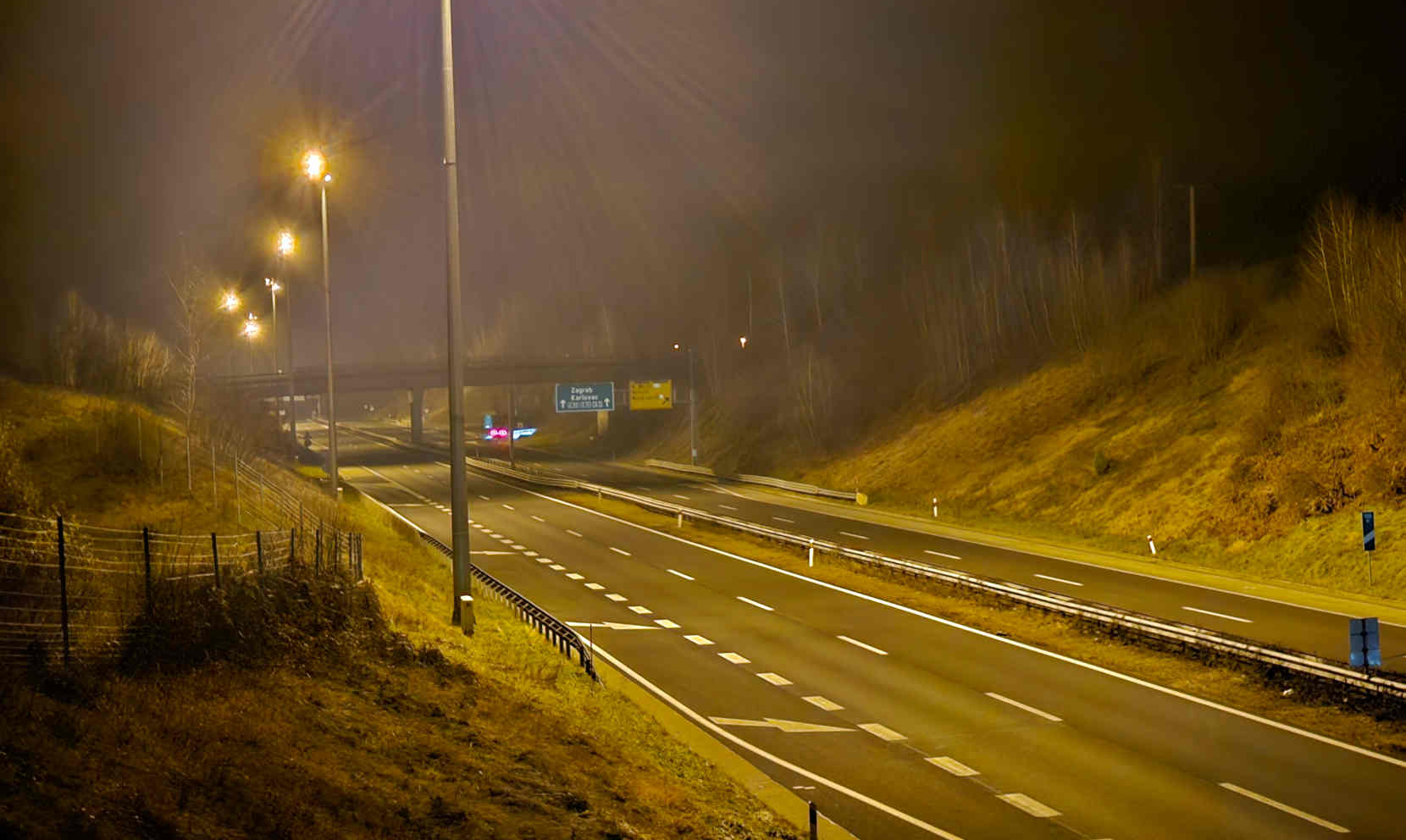 Hrvatska: Troje poginulih u nesreći na autocesti, 12 povrijeđenih
