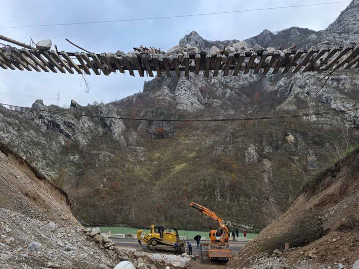 I dalje se radi na raščišćavanju ruševina i sanaciji putnih komunikacija  u Donjoj Jablanici