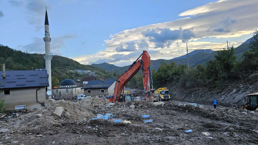 I dalje se radi na raščišćavanju ruševina u Donjoj Jablanici