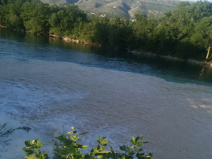 Skočio u Neretvu: I dalje se traga za nestalim mladićem u Mostaru