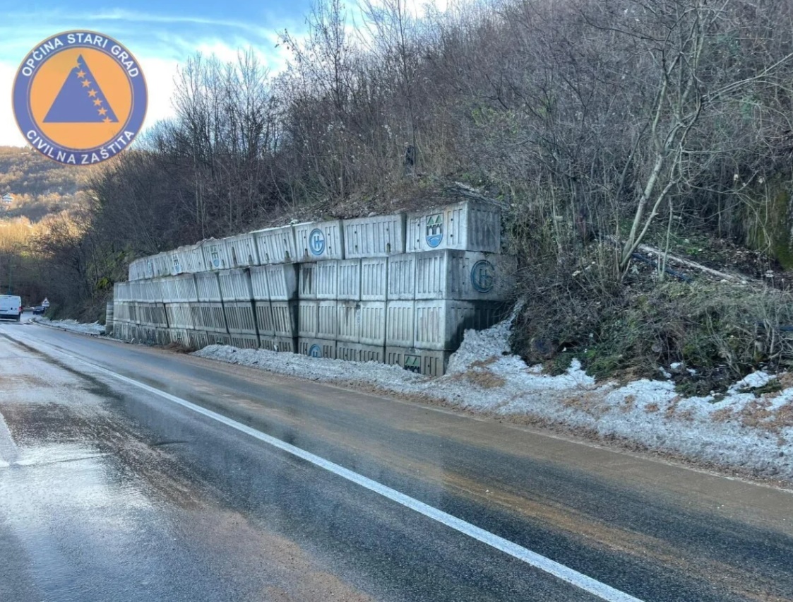 I dalje zatvoren magistralni put Bistrik - Lapišnica zbog opasnosti od odrona