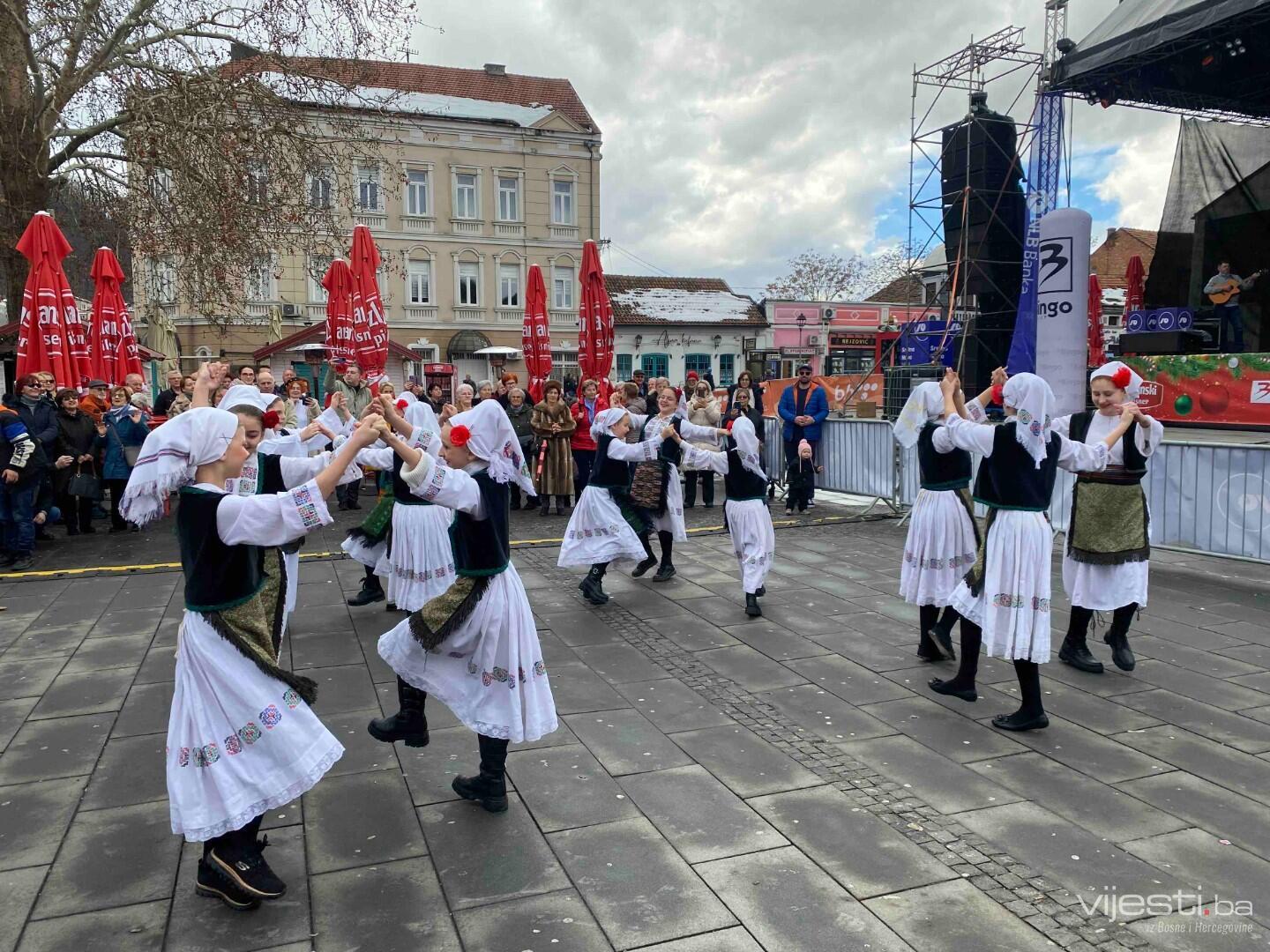 Igrom, pjesmom i druženjem: Na Trgu slobode u Tuzli obilježen Božić