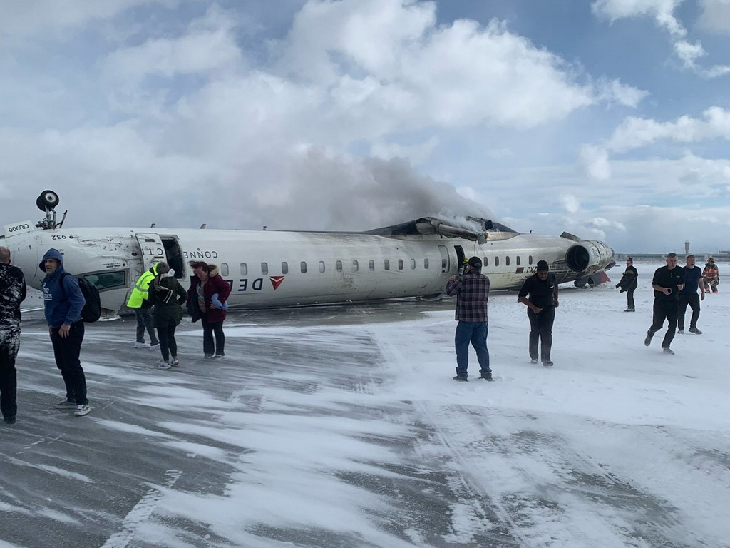 Incident na aerodromu u Torontu: Avion se prevrnuo prilikom slijetanja