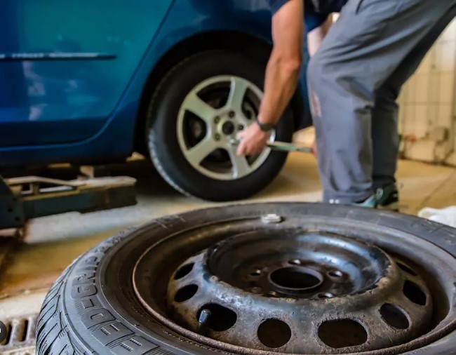 Inspekcija 'češljala' skladište u Rajlovcu: Tri Kineza popravljala autodijelove 'na crno'