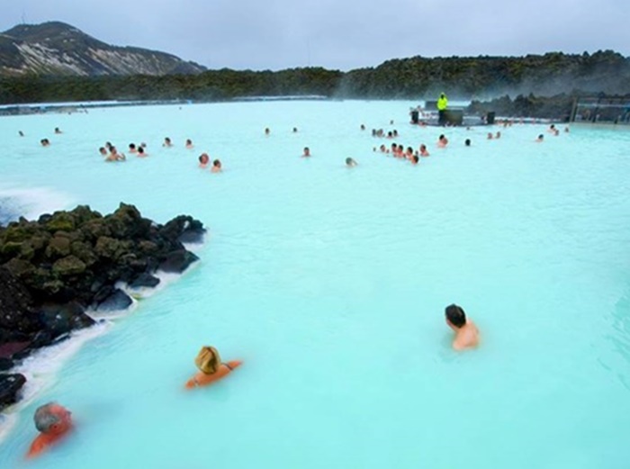 Island evakuisao Plavu lagunu zbog moguće erupcije vulkana