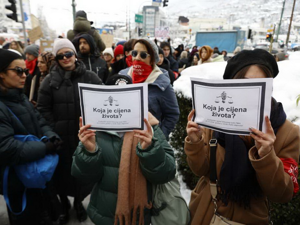 Ispred Vrhovnog suda FBiH održani protesti zbog smanjene kazne ubici Alme Kadić