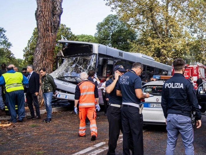 Italija: Autobus pun turista udario u zaštitnu ogradu, 25 osoba povrijeđeno