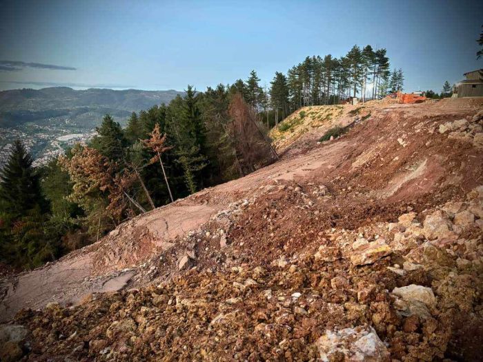 Iz Starog Grada novo upozorenje: Uočene duboke pukotine