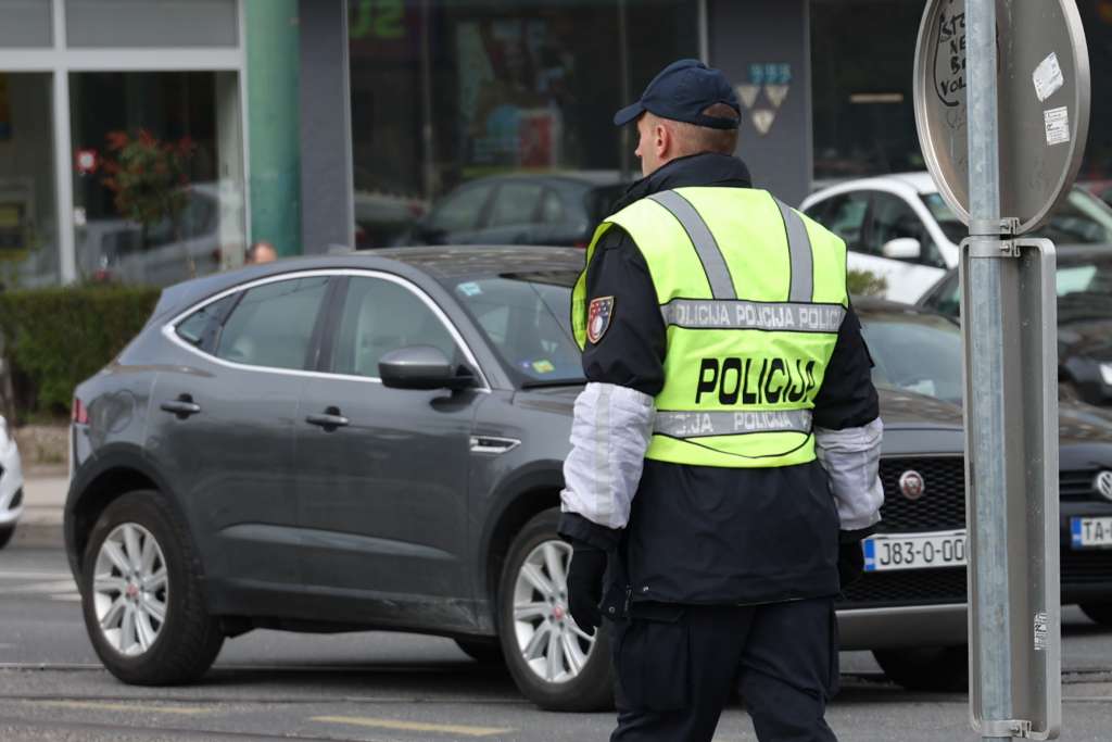 1.103 prekršajna naloga vozačima zbog parkiranja na mjestima označenim za invalide