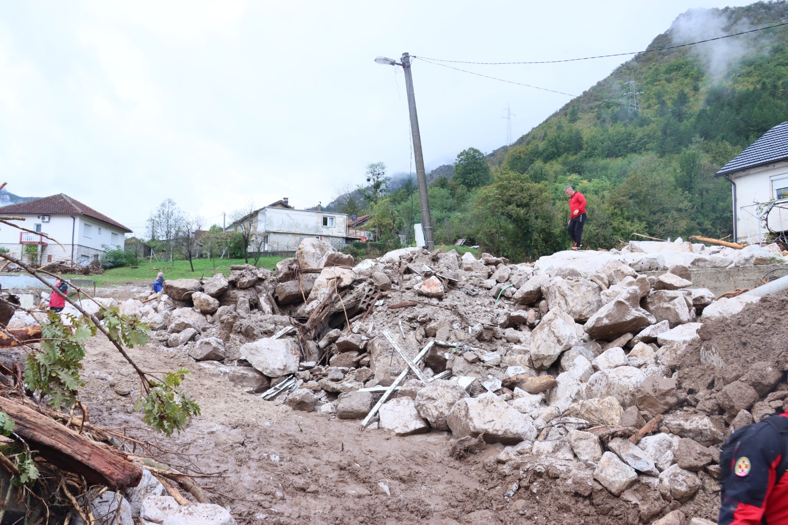 Jablanica: Vrši se raščišćavanje puteva i objekata stradalih u poplavama