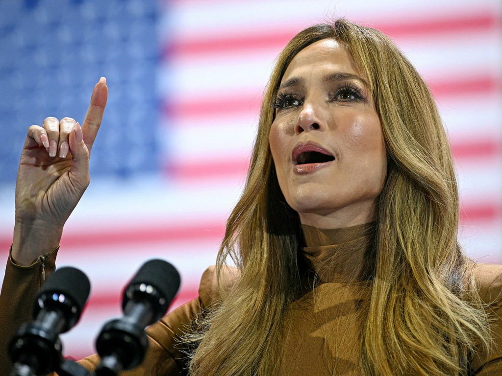 Jennifer Lopez na skupu Harris spominjala Trumpa: 'Ovo je i naša zemlja'