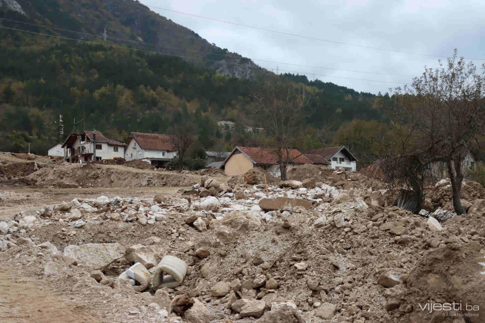 Još uvijek traju radovi na raščišćavanju terena u Jablanici