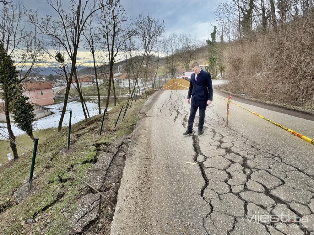 Kalesija: Klizište ugrozilo put i mezarje u naselju Kikači