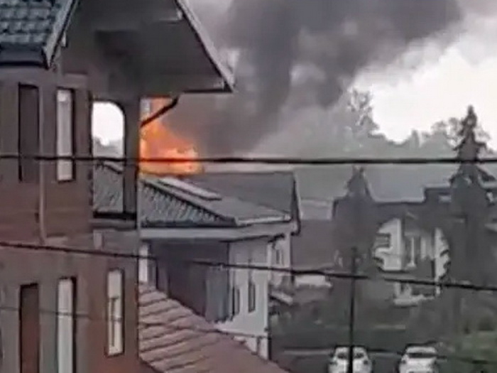 Karlovac: Grom zapalio kuću, vatrogasca pogodio geler