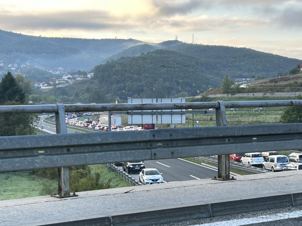 Kilometarske gužve na Vogošćanskoj petlji, stotine automobila u koloni