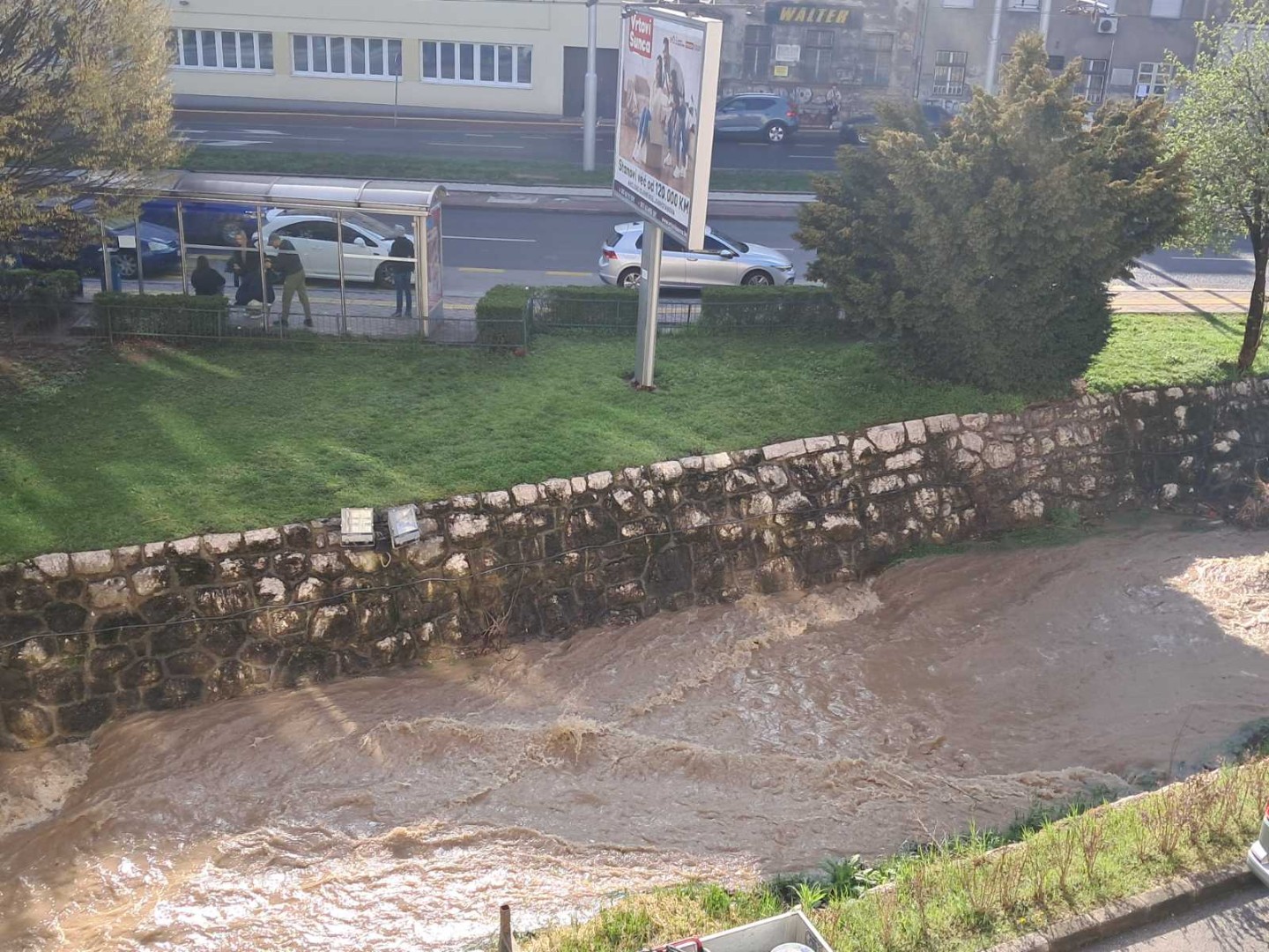 Kišne padavine izazvale lokalizirane probleme u KS, situacija pod kontrolom