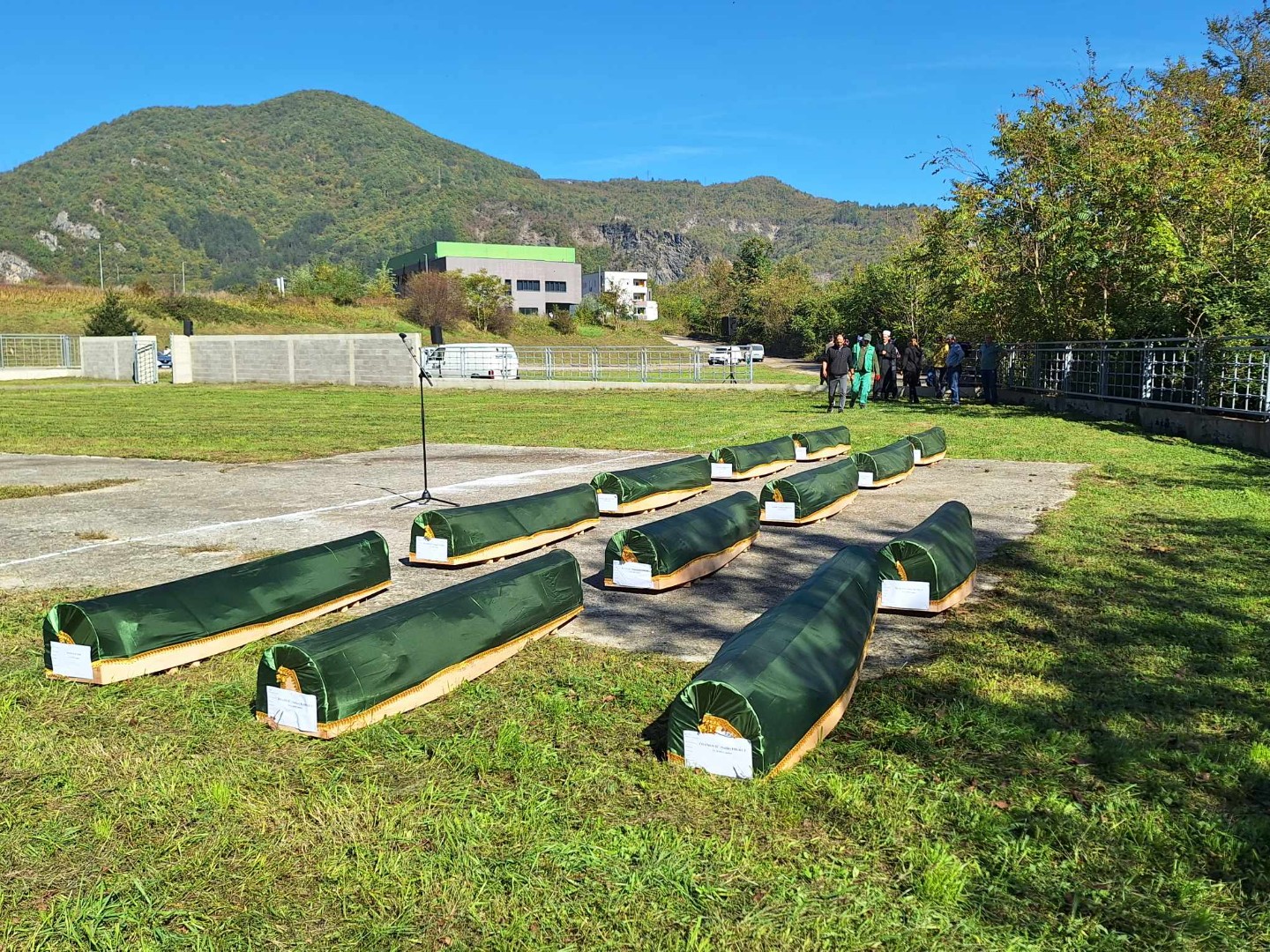 Kolektivna dženaza u Jablanici: Tabuti doneseni u musalu