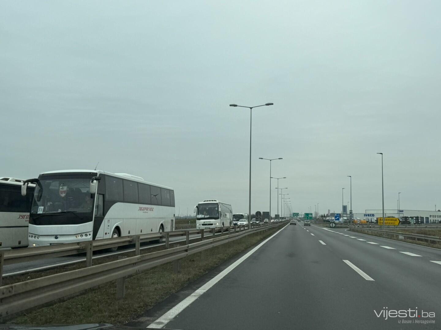 Kolone autobusa iz BiH idu ka Srbiji uoči Vučićevog mitinga