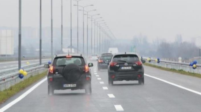 Kolovoz mjestimično mokar ili vlažan, smanjena vidljivost zbog magle