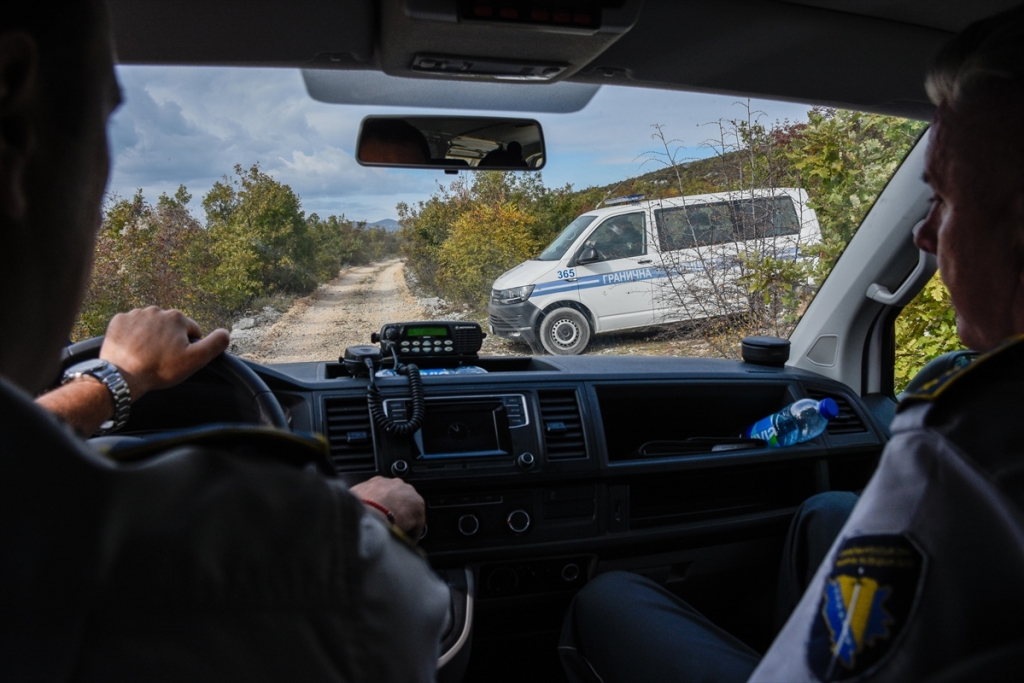 Krijumčari pokušali nasilno prokrijumčariti migrante preko državne granice