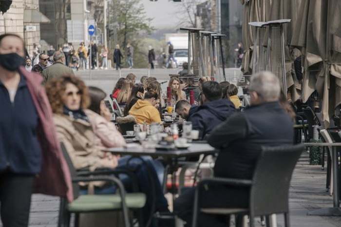 Srbija: Otvaraju se tržni centri, a učenici se vraćaju u škole