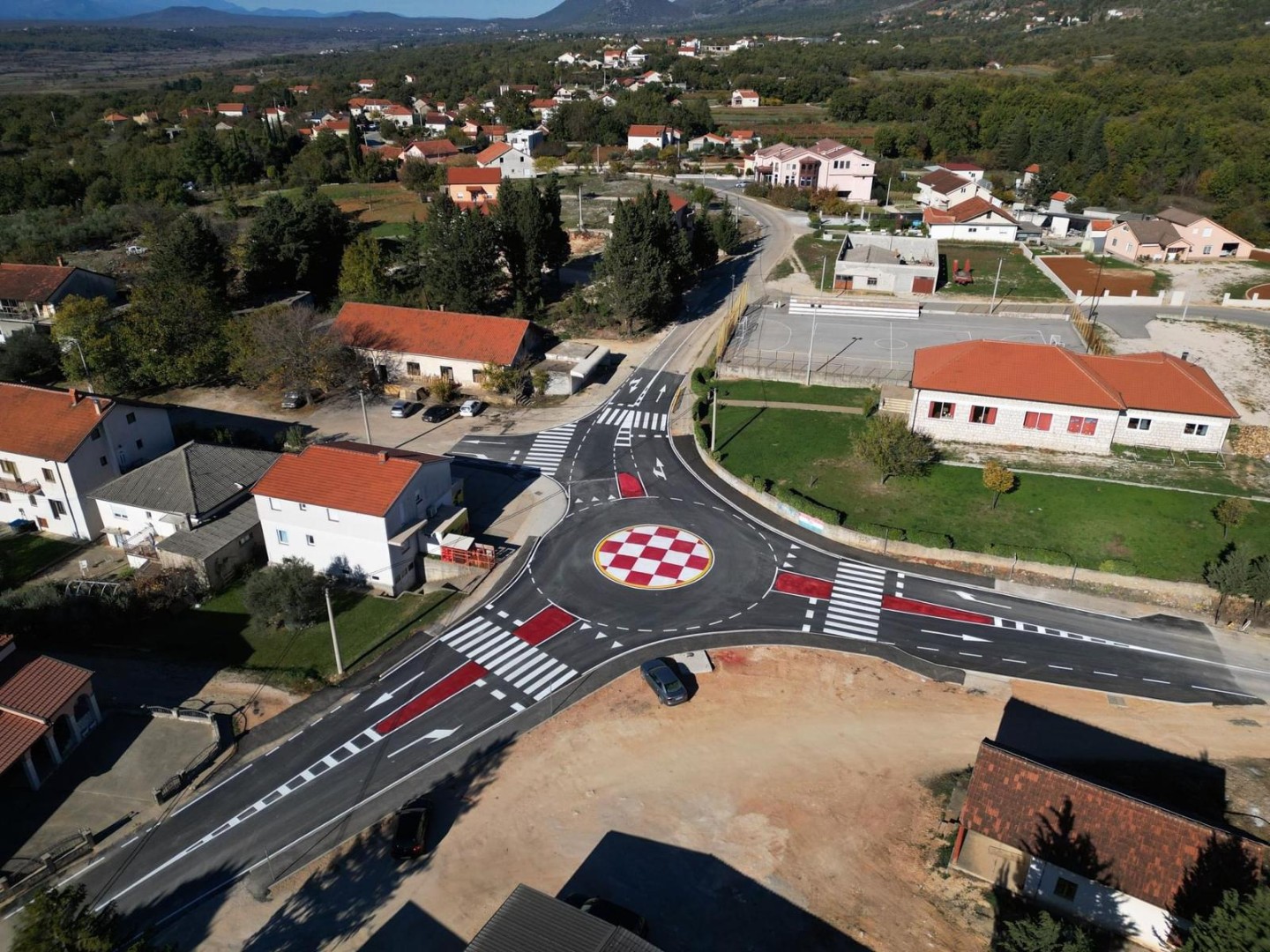 Kružni tok u Čitluku 'osvanuo' u bojama šahovnice