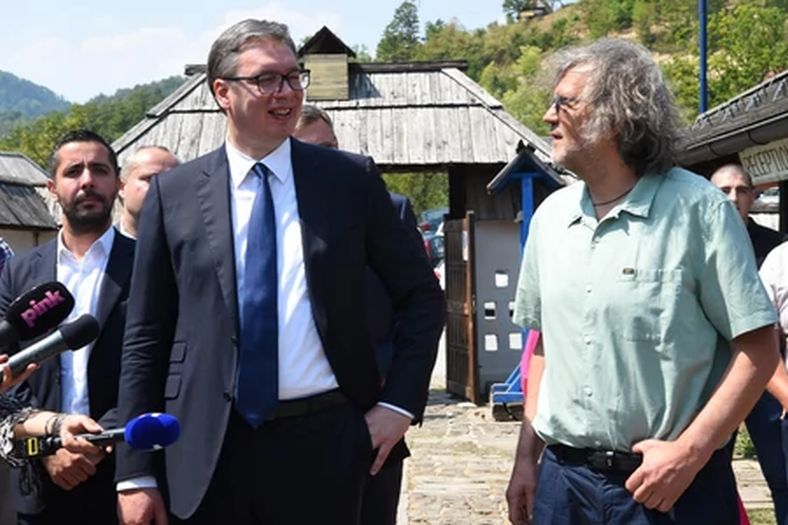 Kusturica tvrdi da se Vučić okružio ‘klaunima’ i unazadio Srbiju