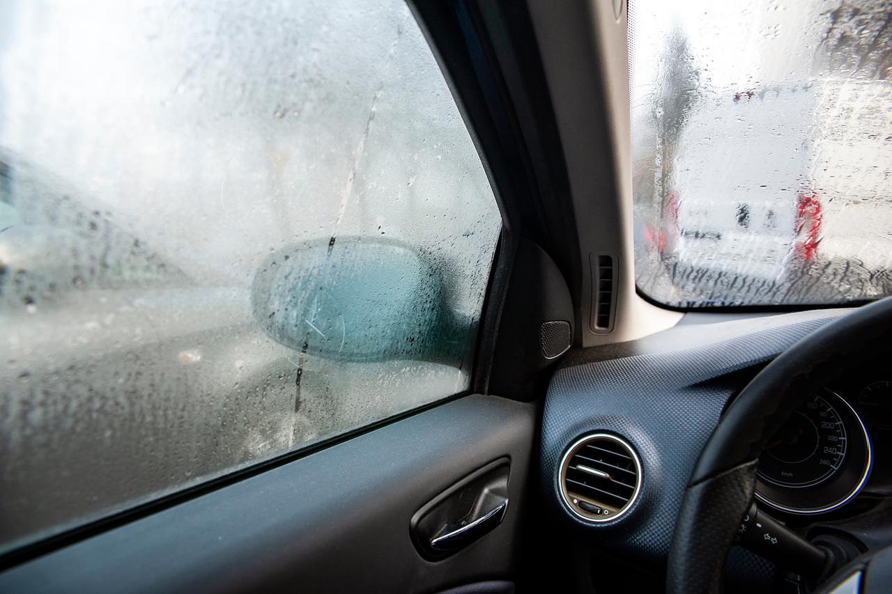 Lagan trik kojim ćete ujutro odmagliti stakla na automobilu