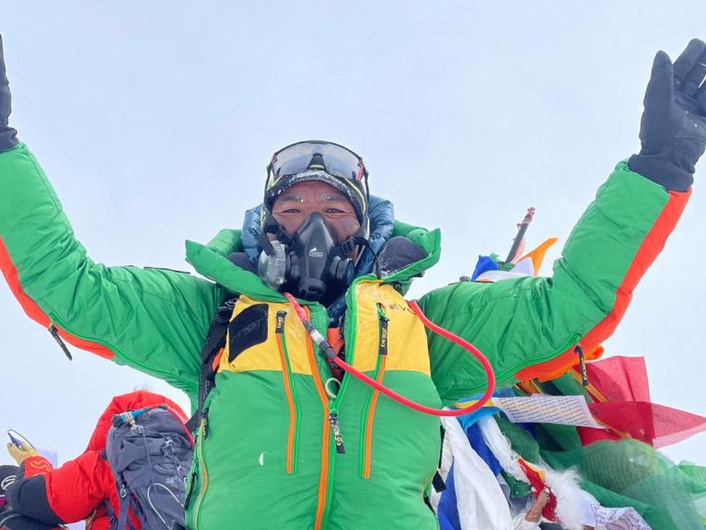 Legendarni Nepalac se 29. put popeo na vrh Mount Everesta