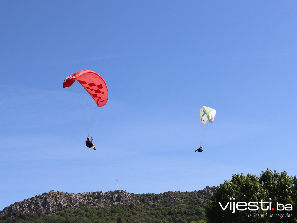 LJOF 2024: Paraglideri zaplovili hercegovačkim nebom