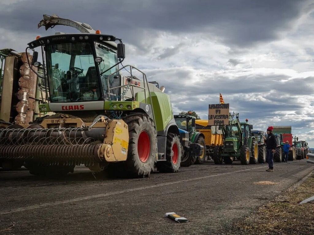 Ljutiti farmeri blokiraju pristup luci Bordeaux kako bi izvršili pritisak na francusku vladu