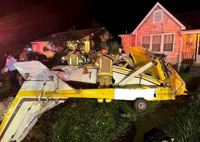 Mali avion se srušio u naselju SAD-a, poginuo pilot