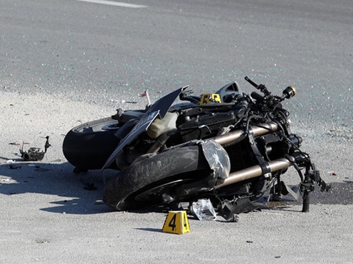 Maloljetnik poginuo vozeći moped, saputnik teško povrijeđen