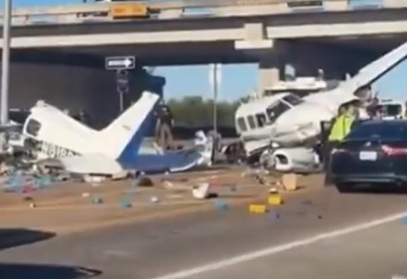 Manji avion se srušio na cestu u Teksasu: Pomeo tri auta, krhotine posvuda