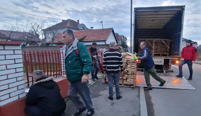 Merhamet Njemačke obezbijedio drva i pakete za 43 porodice u Bijeljini i paketiće za svu povratničku djecu