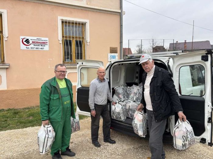 Merhamet podijelio 100 porodičnih paketa socijalno ugroženim u Sanskom Mostu