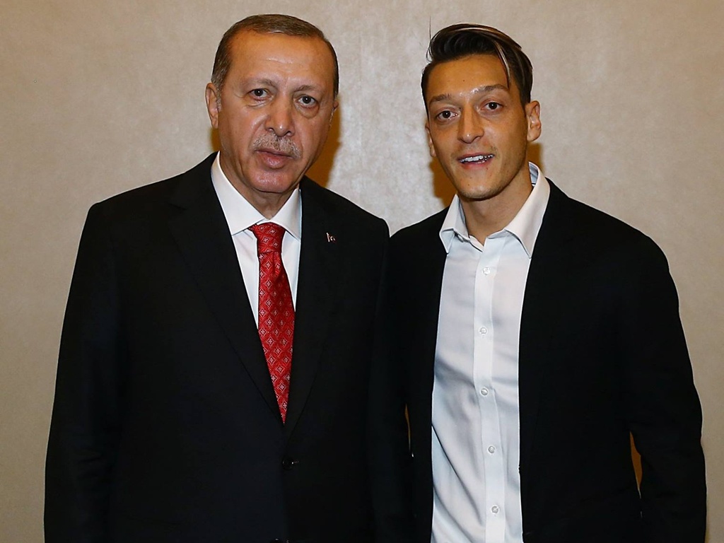 Mesut Ozil otišao u političare