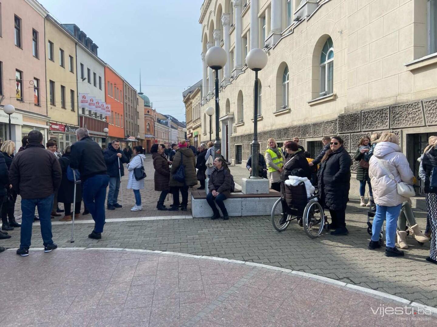 Mirni protest u Banjaluci, traži se isplata za asistente i njegovatelje u 'Partneru'