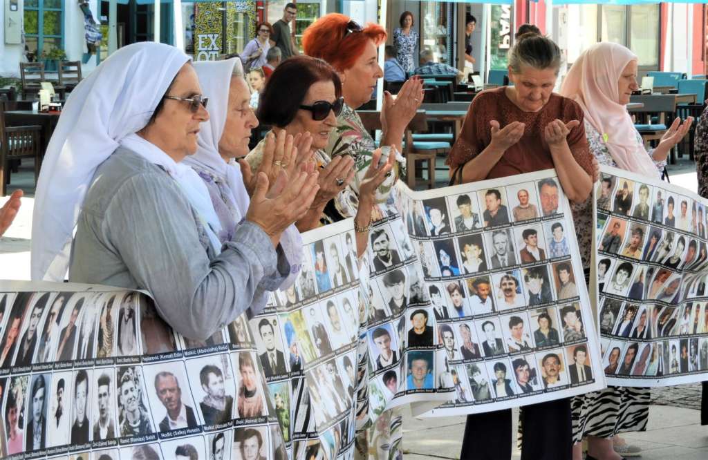 Mirno okupljanje majki Srebrenice na Trgu slobode