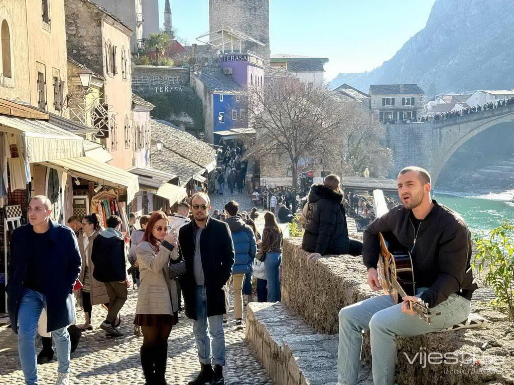 Mostar preplavili turisti, Saša Kovačević ih 'počastio' na stepenicama